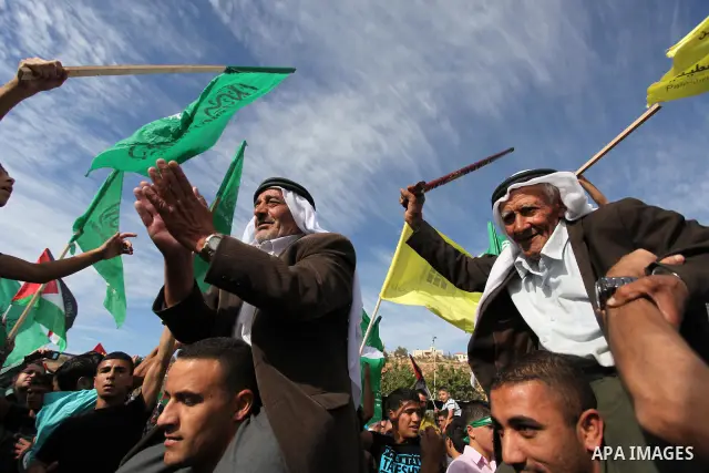 Palestinian prisoners are welcomed by a crowd following the release of hundreds of prisoners from Israeli jails on October 18,2011 at the Palestinian Authority headquarters in the West Bank city of Ramallah. Crowds of Pa...