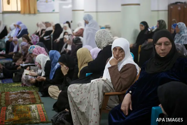 Palestinian women and children attend Friday prayers at a mosque in the Shati refugee camp, Gaza City October 21, 2011, where freed Palestinian prisoners and Hamas leader Ismail Haniya attend Friday prayers. Hamas rulers...
