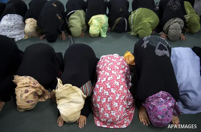 Palestinian women and children attend Friday prayers at a mosque in the Shati refugee camp, Gaza City October 21, 2011, where freed Palestinian prisoners and Hamas leader Ismail Haniya attend Friday prayers. Hamas rulers...