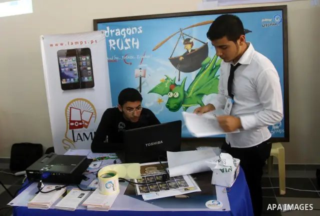 Palestinian participate in Mubadiroon project exhibition at the Islamic University in Gaza city on Oct. 24,2011 which displays the creative works for youths. Photo by Ashraf Amra