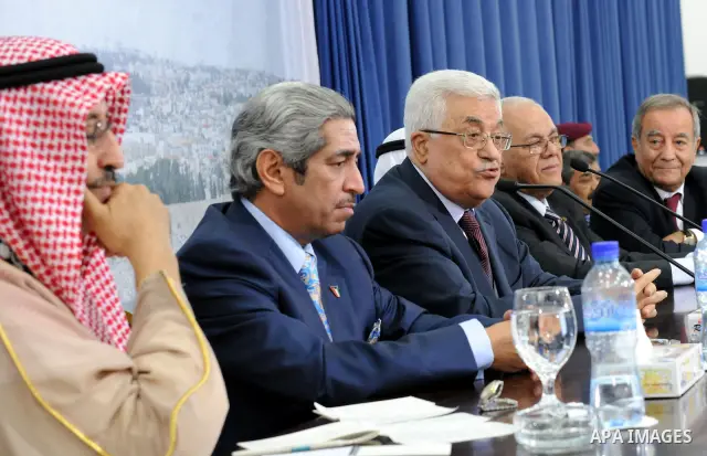 Palestinian President Mahmoud Abbas (Abu Mazen) meets with a delegation of Kuwaiti engineers in the West Bank city of Ramallah on Oct. 26, 2011. Photo by Mufeed Abu Hasnah