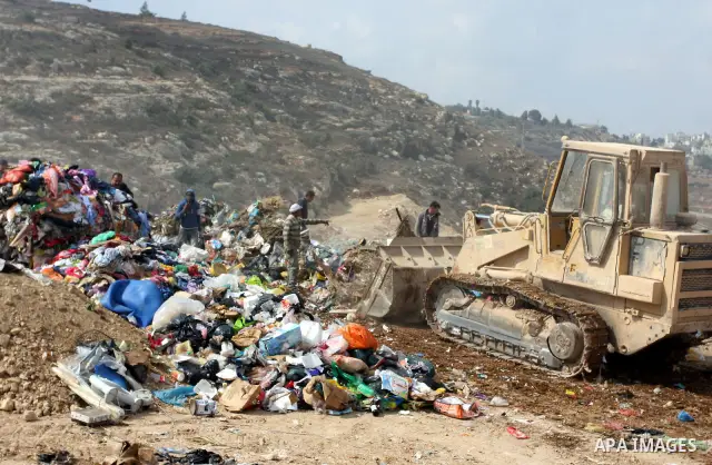 Palestinians sift through garbage that was dumped near Ramallah, in the West Bank, 27 October 2011. Palestinians regularly sift through the garbage looking for clothes, metal and any other object thrown out by the nearby...