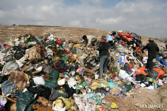 Palestinians sift through garbage that was dumped near Ramallah, in the West Bank, 27 October 2011. Palestinians regularly sift through the garbage looking for clothes, metal and any other object thrown out by the nearby...