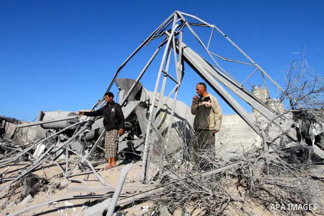 Palestinians remove rubble after an overnight Israeli air strike in Khan Younis in the southern Gaza Strip November 9, 2011. The Israeli military said it targeted a militant facility in response to rocket fire by Gaza mi...