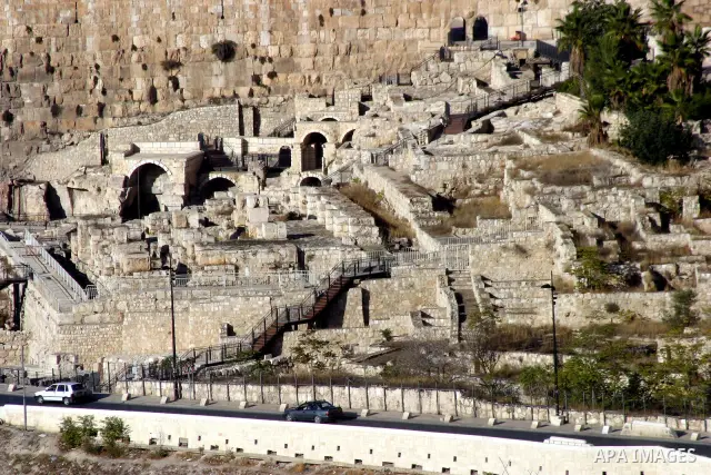 A view shows the remains outside the Al-Aqsa Mosque compound, Islam's third holiest site, in Jerusalem's Old City on November 14, 2011. Photo by Mahfouz Abu Turk