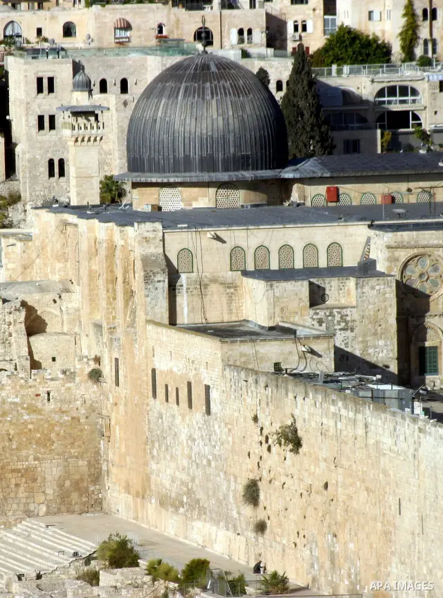 A view shows the Al-Aqsa Mosque compound, Islam's third holiest site, in Jerusalem's Old City on November 14, 2011. Photo by Mahfouz Abu Turk
