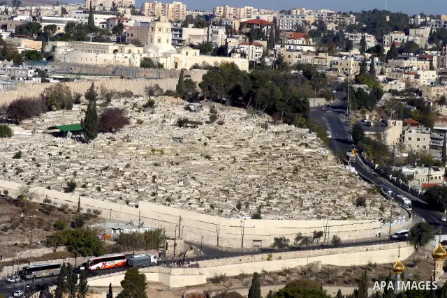 A view shows the Jewish graves outside the Al-Aqsa Mosque compound, Islam's third holiest site, in Jerusalem's Old City on November 14, 2011. Photo by Mahfouz Abu Turk