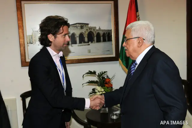 Palestinian President Mahmoud Abbas (Abu Mazen) receive the delegation of the Organization of Young Leaders global in Ramallah on Nov. 15, 2011. Photo by Mufeed Abu Hasnah