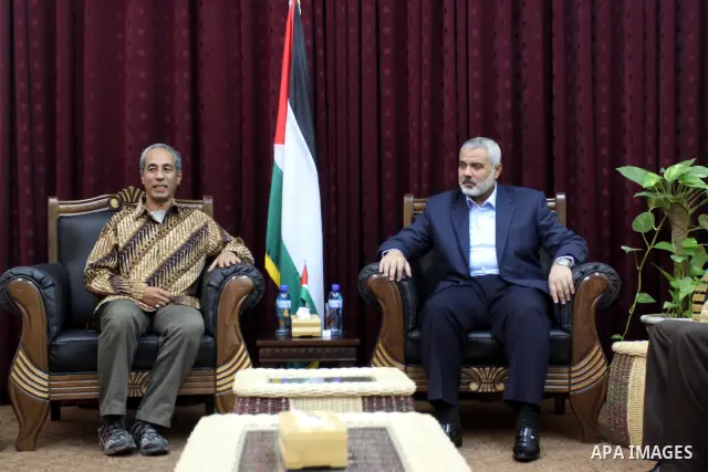 Palestinian prime minister in Gaza Strip, Ismail Haniya meets with the Indonesian delegation at his office in Gaza city on Nov. 17,2011. Photo by Mohammed Asad