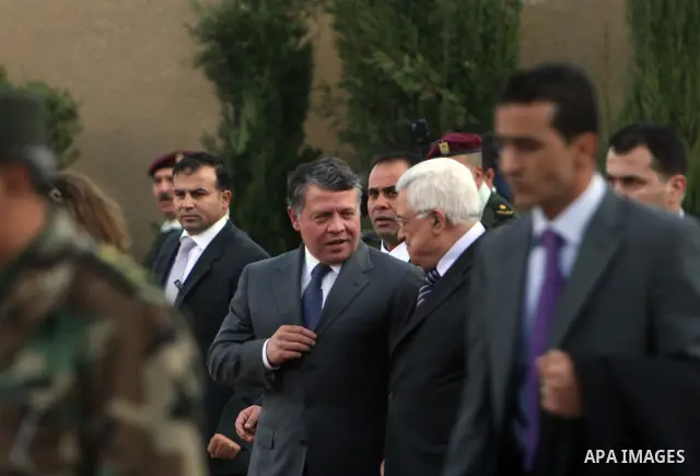 Palestinian President Mahmoud Abbas and King Abdullah of Jordan walk together during a welcoming ceremony in the West Bank city of Ramallah November 21, 2011. Abdullah arrived in Ramallah on Monday for a rare visit to th...