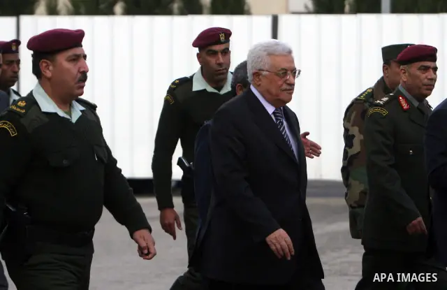 Palestinian President Mahmoud Abbas and King Abdullah of Jordan walk together during a welcoming ceremony in the West Bank city of Ramallah November 21, 2011. Abdullah arrived in Ramallah on Monday for a rare visit to th...