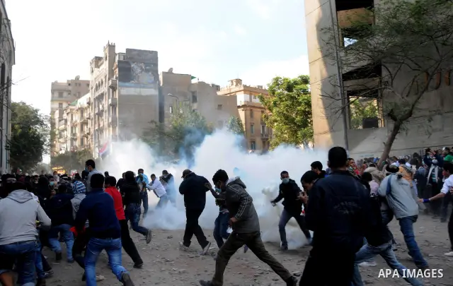 Egyptian protesters clash with security forces on the third day of at Tahrir Square in Cairo on November 21, 2011. Fresh clashes erupted in Cairo's Tahrir Square between police and protesters demanding the end of army ru...
