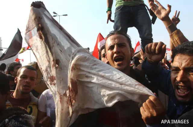 Egyptian protesters clash with riot police in a Cairo street on November 22, 2011. Thousands of protesters swarmed Cairo's Tahrir Square to demand an end to military rule, heightening tension after days of deadly clashes...