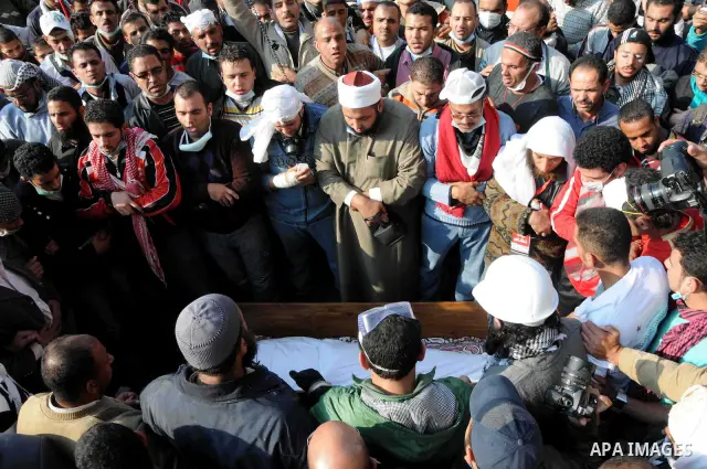 Protesters in Tahrir Square attend a funeral carrying the coffin of a protester who died in clashes with riot police, in Cairo November 22, 2011. Egyptians frustrated with military rule battled police in the streets agai...