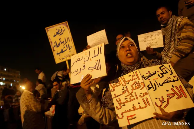 Protesters chant anti-military council slogans at Tahrir Square in Cairo November 22, 2011. Egypt's ruling generals offered on Tuesday to transfer power to a civilian president by July in a dramatic attempt to placate pr...