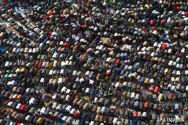 Egyptian protesters pray during a mass rally in Cairo's landmark Tahrir square on November 25, 2011 to demand an end to the military rule. The head of the military council tasked 79-year-old Kamal al-Ganzuri, who was pre...