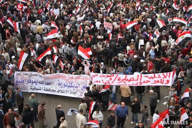 Supporters of the Egyptian Armed Forces shout slogans and wave Egyptian national flags on a road near the defence ministry, headquarters of the Supreme Council of the Armed Forces, at Abbasiya square in Cairo November 25...