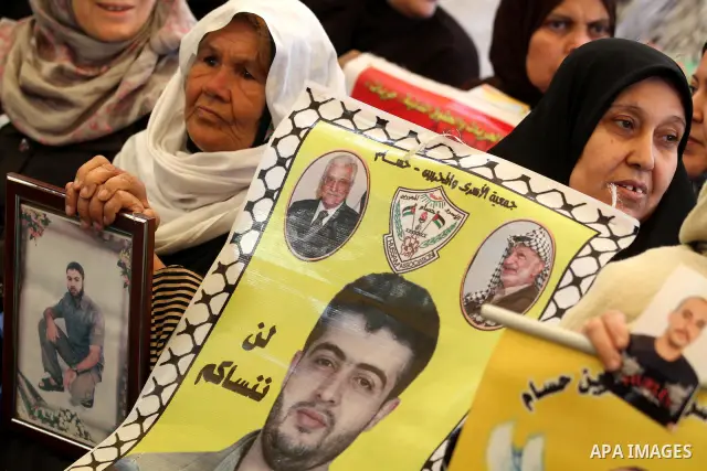 Palestinians gather during a protest at the Red Cross' offices in Gaza City to call for the release of Palestinian prisoners held in Israeli jails, on Nov. 28, 2011. Photo by Mjdi Fathi