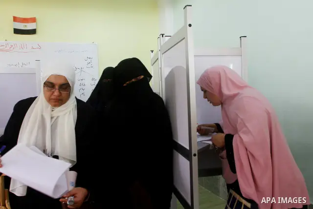 A Egyptian woman casts his vote at a polling station in Cairo on November 28, 2011. Egyptians began voting in the first elections since the fall of autocrat Hosni Mubarak who was ousted in February in one of the most imp...