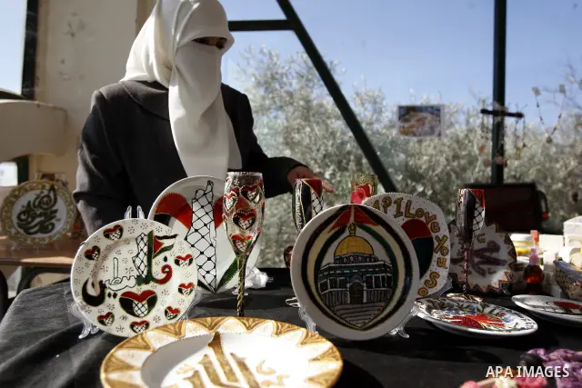 Palestinians participate in an exhibition for the Palestinian heritage, on November29, 2011 in the West Bank city of Nablus. Photo by Wagdi Eshtayah