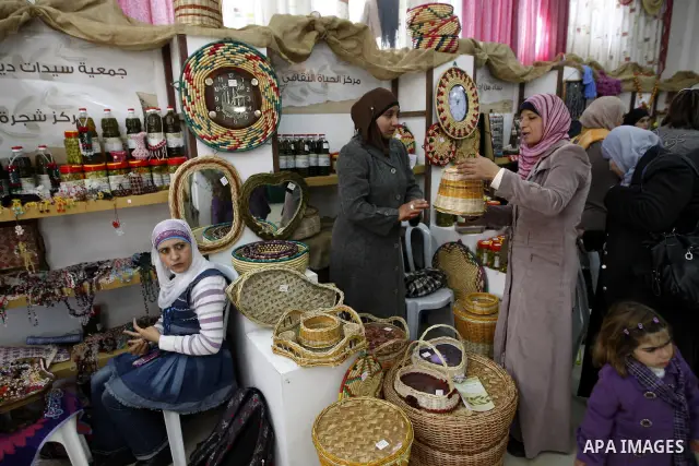 Palestinians participate in an exhibition for the Palestinian heritage, on November29, 2011 in the West Bank city of Nablus. Photo by Wagdi Eshtayah