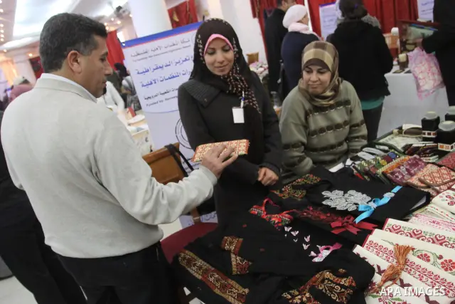 Palestinians participate in the opening of an exhibition of national products in Gaza city on Dec. 04, 2011 . Photo by Mohammed Asad