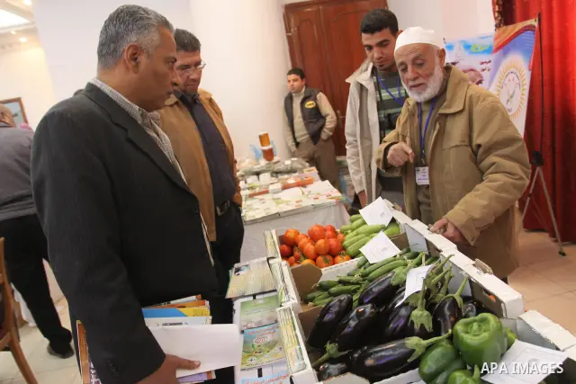 Palestinians participate in the opening of an exhibition of national products in Gaza city on Dec. 04, 2011 . Photo by Mohammed Asad