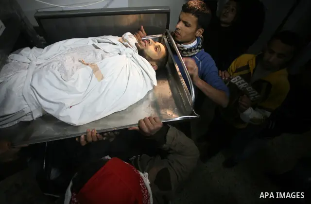 Palestinians people mourn around the body of Islamic Jihad militant Ismail al-Areer who was killed in an Israeli air strike in Gaza City, Gaza, on 07 December 2011. Photo by Mhmoud Nassar