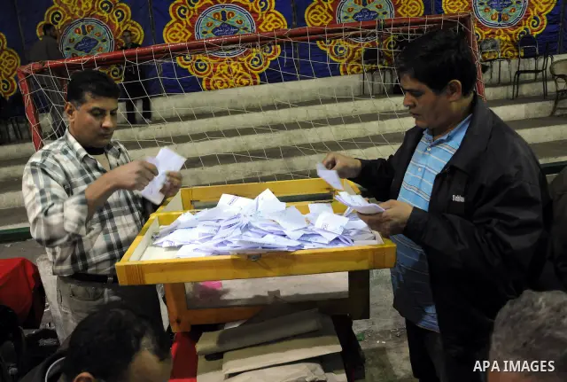 Egyptian election officials count ballots at the end the voting on the final day of the run-off for the first round of elections in Cairo on December 6, 2011. Photo by Ahmed Asad