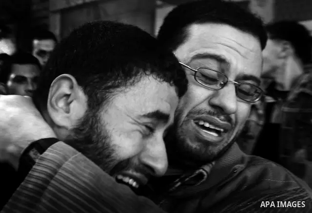 Palestinian men mourn during the funeral of Islamic Jihad gunman Ismail Al-Areer in Gaza City December 7, 2011. A Palestinian was killed and five others were wounded by Israeli air strikes on the Gaza Strip early Wednesd...