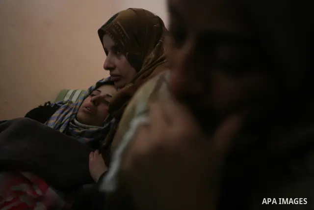 Relatives mourns during the funeral of Palestinian Bahjat Al-Zalan, who was killed in a blast from an Israeli air strike on a nearby Hamas training camp in Gaza City December 9, 2011. Violence across the Israeli-Gaza bor...