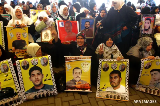 Palestinians gather during a protest at the Red Cross' offices in Gaza City to call for the release of Palestinian prisoners held in Israeli jails, on Dec. 12, 2011. Photo by Ashraf Amra