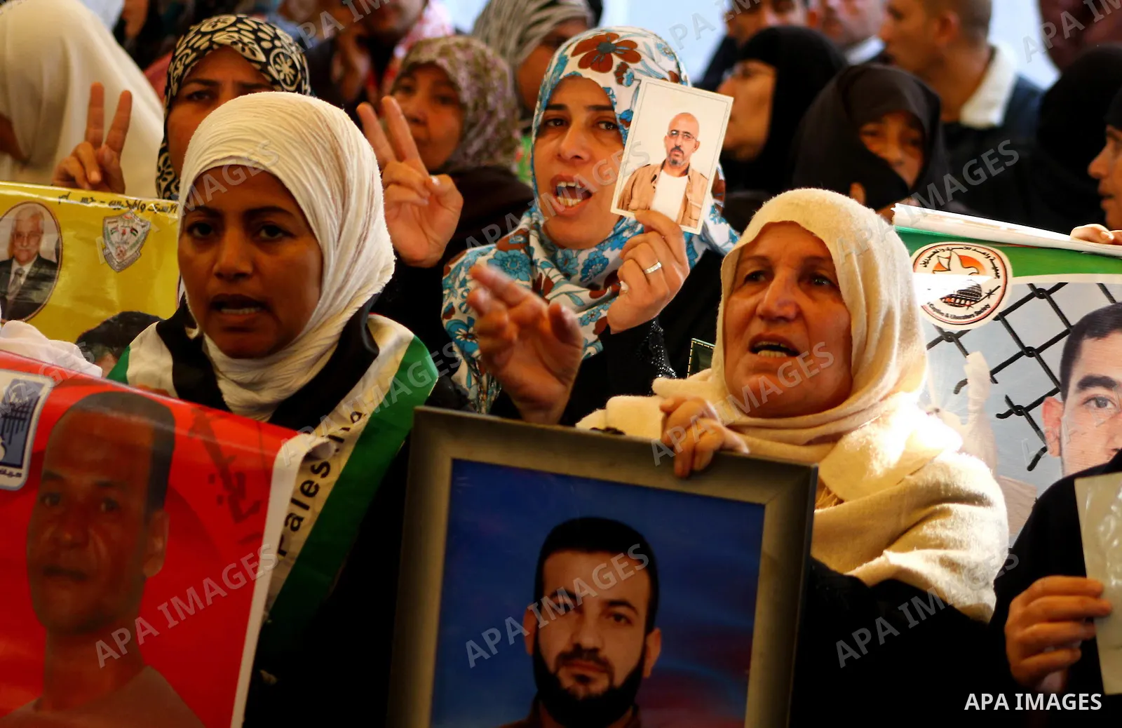 Palestinians gather during a protest at the Red Cross' offices in Gaza City to call for the release of Palestinian prisoners held in Israeli jails, on Dec. 12, 2011. Photo by Ashraf Amra
