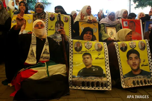 Palestinians gather during a protest at the Red Cross' offices in Gaza City to call for the release of Palestinian prisoners held in Israeli jails, on Dec. 12, 2011. Photo by Ashraf Amra
