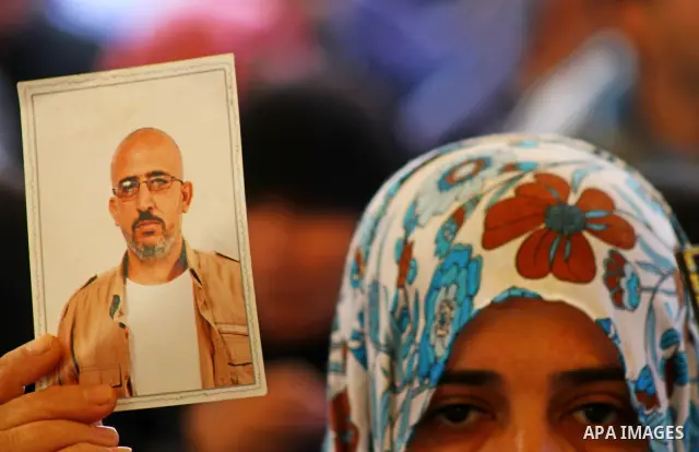 Palestinians gather during a protest at the Red Cross' offices in Gaza City to call for the release of Palestinian prisoners held in Israeli jails, on Dec. 12, 2011. Photo by Ashraf Amra