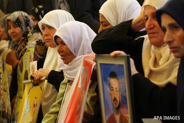 Palestinians gather during a protest at the Red Cross' offices in Gaza City to call for the release of Palestinian prisoners held in Israeli jails, on Dec. 12, 2011. Photo by Ashraf Amra