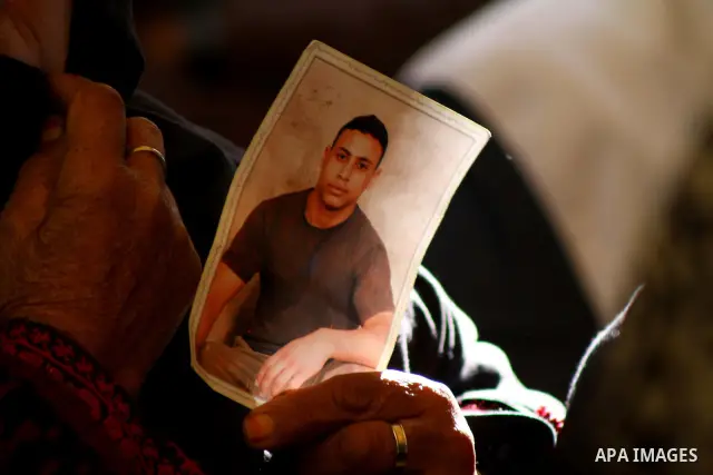 Palestinians gather during a protest at the Red Cross' offices in Gaza City to call for the release of Palestinian prisoners held in Israeli jails, on Dec. 12, 2011. Photo by Ashraf Amra