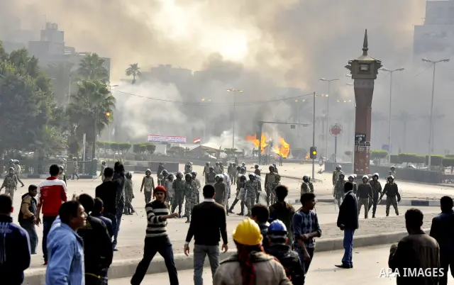 Egyptian protesters throw stones to the army during clashes in Kasr al-Aini, Cairo, Egypt, 17 December 2011. According to media reports, the clashes, the worst in three weeks, erupted on 16 December after protesters accu...