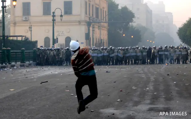 Egyptian protesters throw stones to the army during clashes in Kasr al-Aini, Cairo, Egypt, 17 December 2011. According to media reports, the clashes, the worst in three weeks, erupted on 16 December after protesters accu...