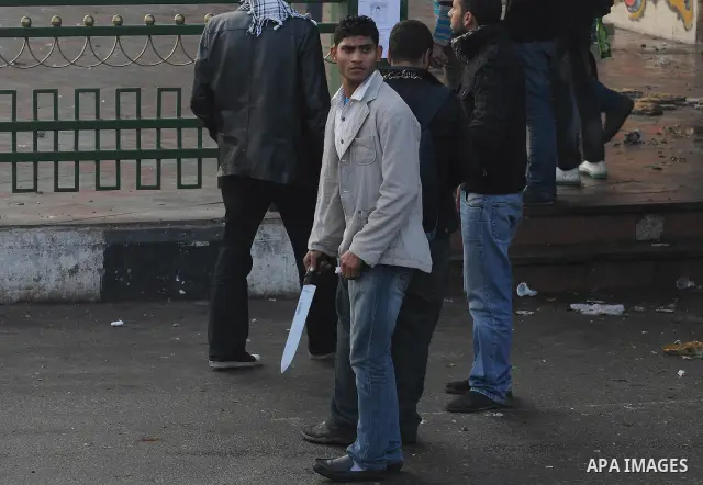 Egyptian protesters throw stones to the army during clashes in Kasr al-Aini, Cairo, Egypt, 17 December 2011. According to media reports, the clashes, the worst in three weeks, erupted on 16 December after protesters accu...