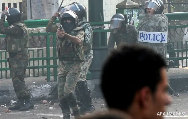 Egyptian protesters throw stones to the army during clashes in Kasr al-Aini, Cairo, Egypt, 17 December 2011. According to media reports, the clashes, the worst in three weeks, erupted on 16 December after protesters accu...
