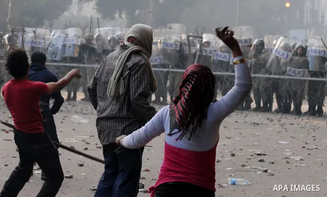 Egyptian protesters throw stones to the army during clashes in Kasr al-Aini, Cairo, Egypt, 17 December 2011. According to media reports, the clashes, the worst in three weeks, erupted on 16 December after protesters accu...