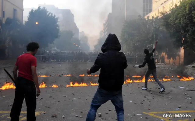 Egyptian protesters throw stones to the army during clashes in Kasr al-Aini, Cairo, Egypt, 17 December 2011. According to media reports, the clashes, the worst in three weeks, erupted on 16 December after protesters accu...