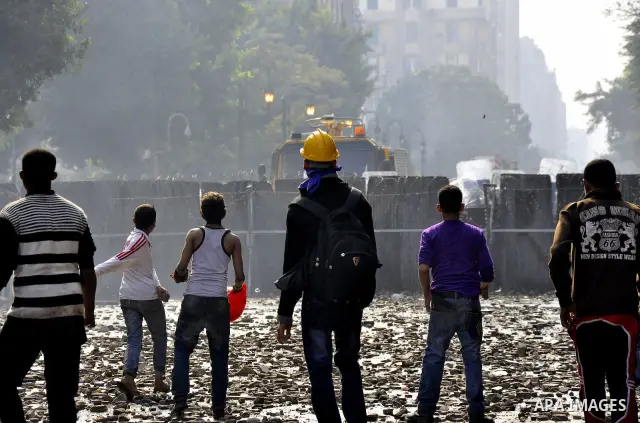 Egyptian protesters throw stones to the army during clashes in Kasr al-Aini, Cairo, Egypt, 17 December 2011. According to media reports, the clashes, the worst in three weeks, erupted on 16 December after protesters accu...