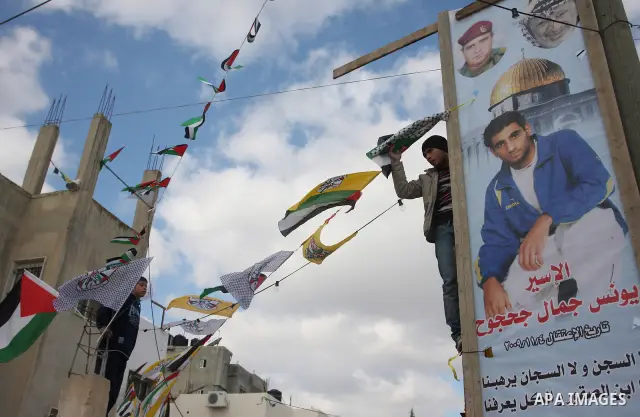 Palestinian relatives of prisoner Younis Jahjouh decorate the street ahead of his release from Israeli prisons in the Qalandia refugee camp near the West Bank city of Ramallah, Saturday, Dec 17, 2011. Israel is set to re...