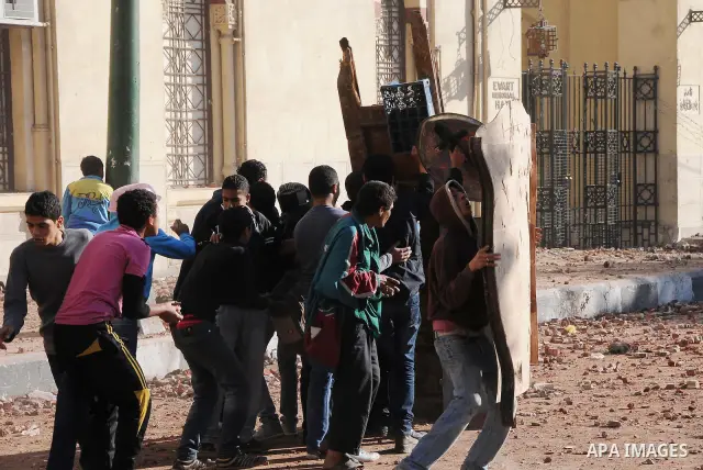 Egyptian protesters throw stones towards security forces during clashes in central Cairo on December 18, 2011 in the third straight day of violence which has left 10 people dead and some 500 wounded. Photo by Ahmed Asad