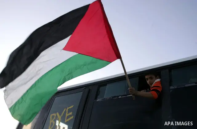 Relatives of Palestinian prisoners wait at Rafah crossing before their release from Israeli jails December 18, 2011. Israel plans to release 550 Palestinian prisoners on Sunday in the second stage of a deal with Hamas th...