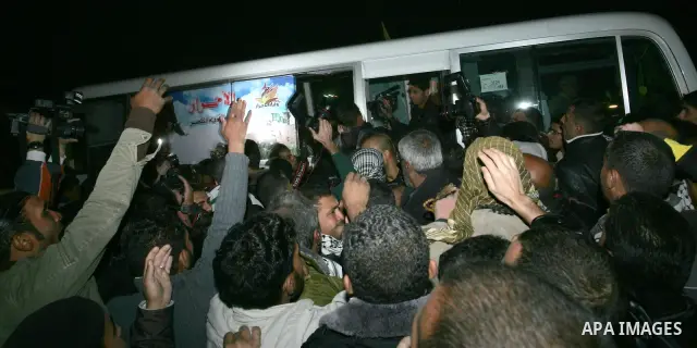 Freed Palestinian prisoners are greeted upon arrival at Rafah crossing in the southern Gaza Strip December 18, 2011. Israel plans to release 550 Palestinian prisoners on Sunday in the second stage of a deal with Hamas th...