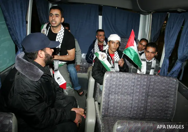 Freed Palestinian prisoners are greeted upon arrival at Rafah crossing in the southern Gaza Strip December 18, 2011. Israel plans to release 550 Palestinian prisoners on Sunday in the second stage of a deal with Hamas th...