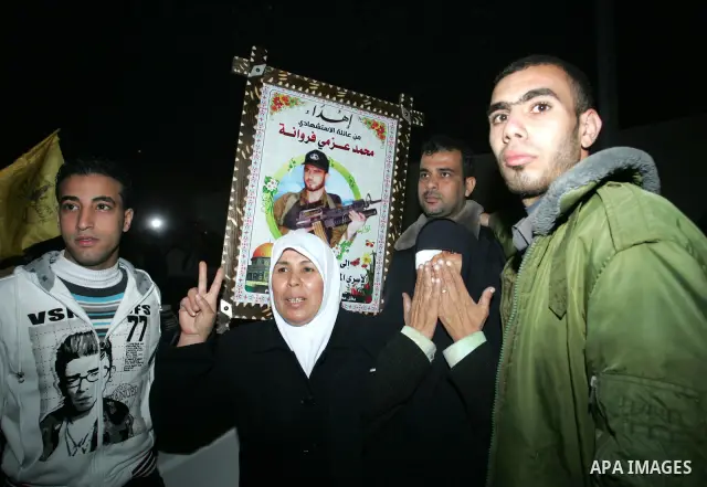 Freed Palestinian prisoners are greeted upon arrival at Rafah crossing in the southern Gaza Strip December 18, 2011. Israel plans to release 550 Palestinian prisoners on Sunday in the second stage of a deal with Hamas th...